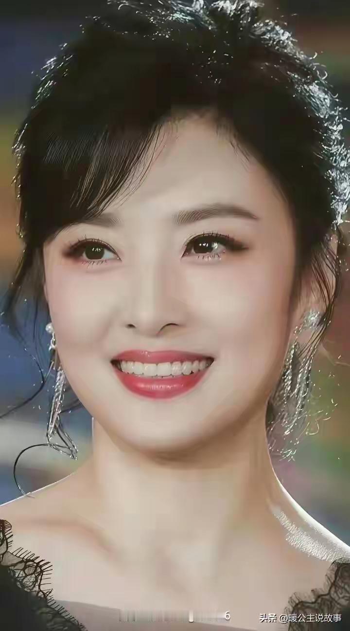 你知道吗？那些在央视舞台上永远妆容精致的女主播，卸下浓妆后，竟然比上镜时更动人！