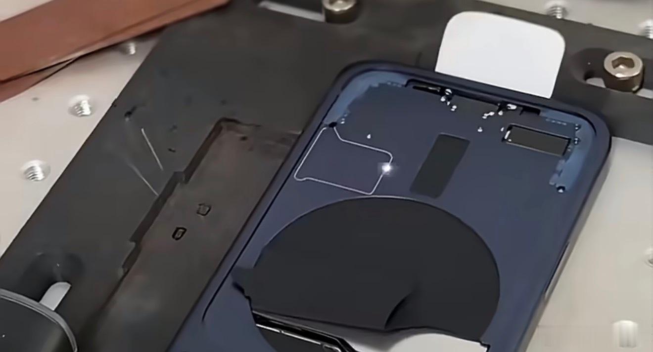 华强北iPhone17Pro激光改卡槽 今年的折叠屏应该谁都没办法搞定内置卡槽了