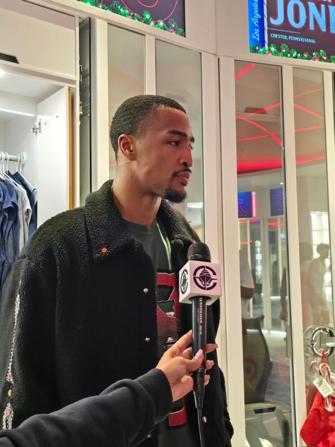 柯林斯谈到他最近两场比赛中看到的最大变化时说：“我觉得最大的变化在于稳定性、沟通