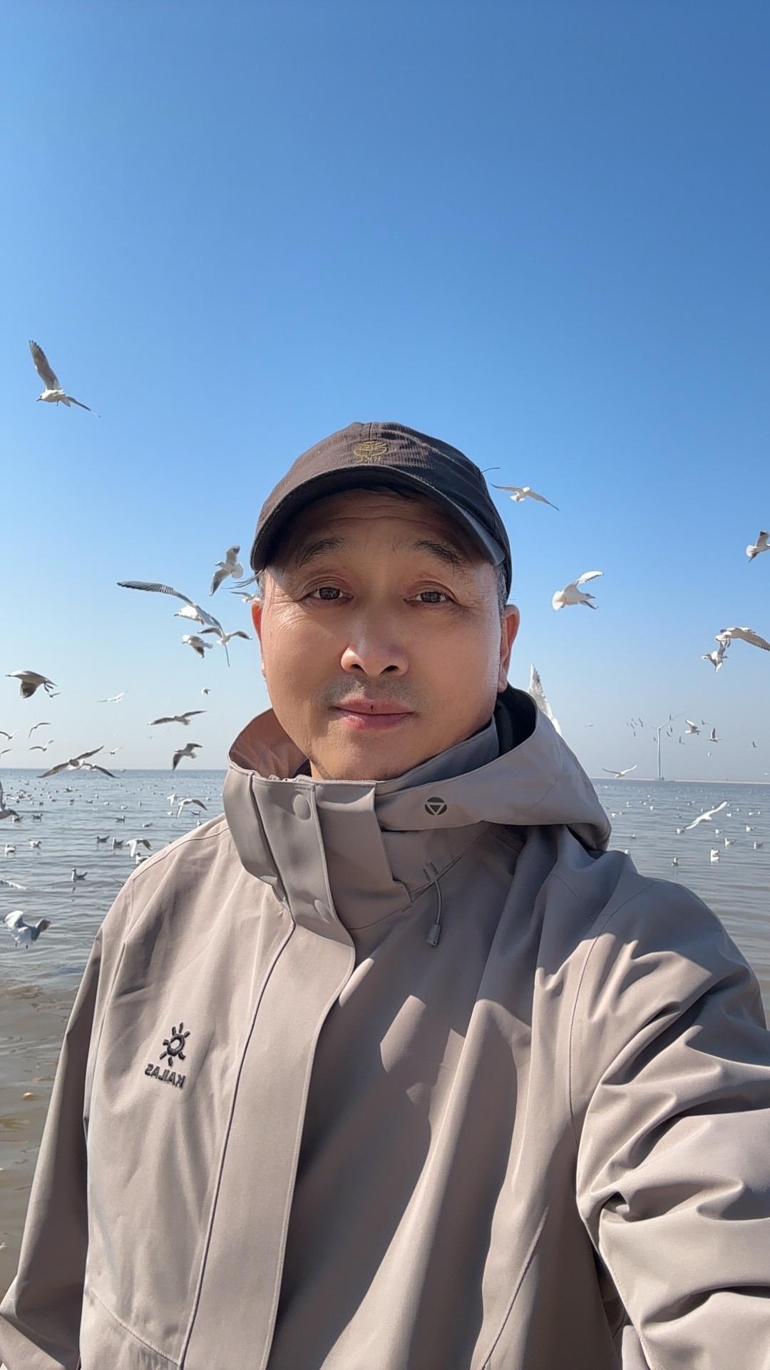 岁月，让你明白什么道理青春已远去，容颜被时光寂寞，鬓角悄悄染了霜，才惊觉半生已过