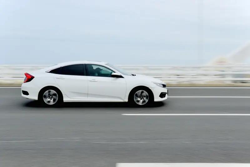 2025年12月21日发布的一段行车视频火了，播放量达2万。视频里，高速上一位女