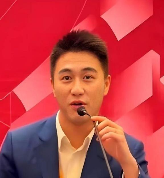 美国的关税打压之时，中国出现了一位厉害人物！他就是29岁的香港青年，赌王之子何猷