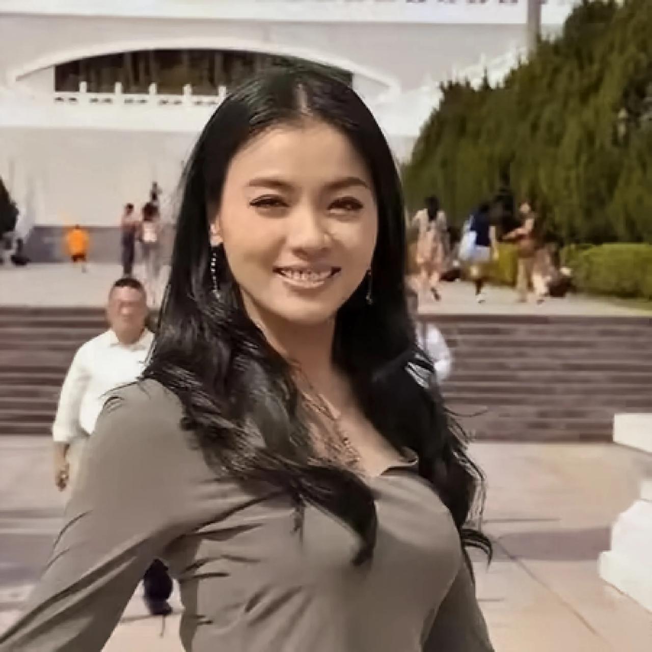 谁说央视审美只有端庄？这张脸直接杀出重围。

莫兰迪色系紧身上衣，大波浪配上露齿