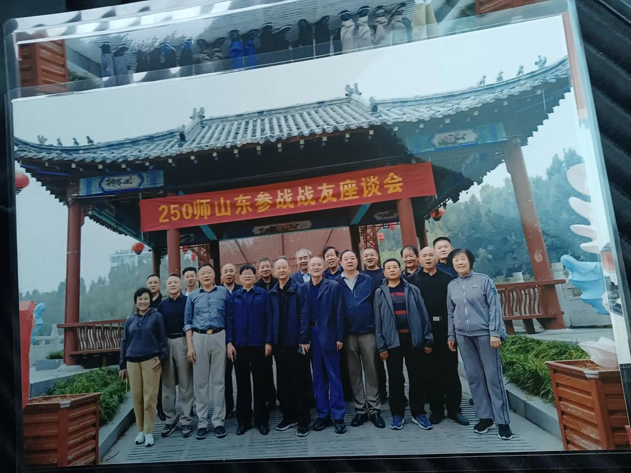 昔日参战卫国的老兵，今日相聚九州之一的青州，回忆军旅生涯，难忘战火硝烟的岁月；展