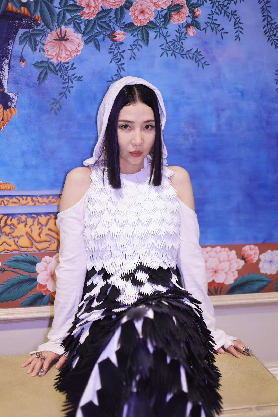 阿朵直播阿朵直播称体重 阿朵姐也太real了吧！！！无论从宣传民族音乐还是各个方