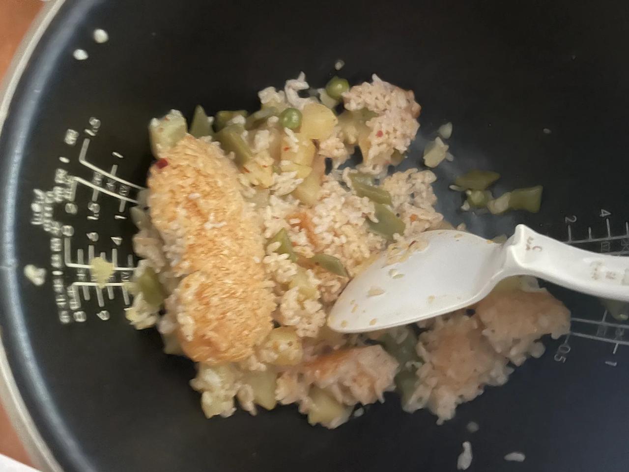 适合懒人的做饭模式，直接把土豆、四季豆、豌豆、蒜、盐、油和辣椒酱放在电饭锅里煮就