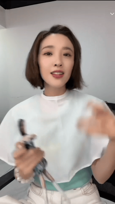 唐艺昕一口气唱了在浪姐的所有歌曲 初舞台到五公，唐艺昕清唱不带停的。每首歌的调子