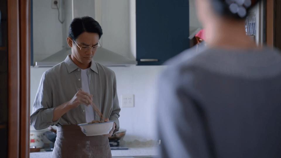 王凯淬火年代上线 王凯的新角色是真的帅呀，宋运辉系着围裙下厨的样子超治愈，转眼处