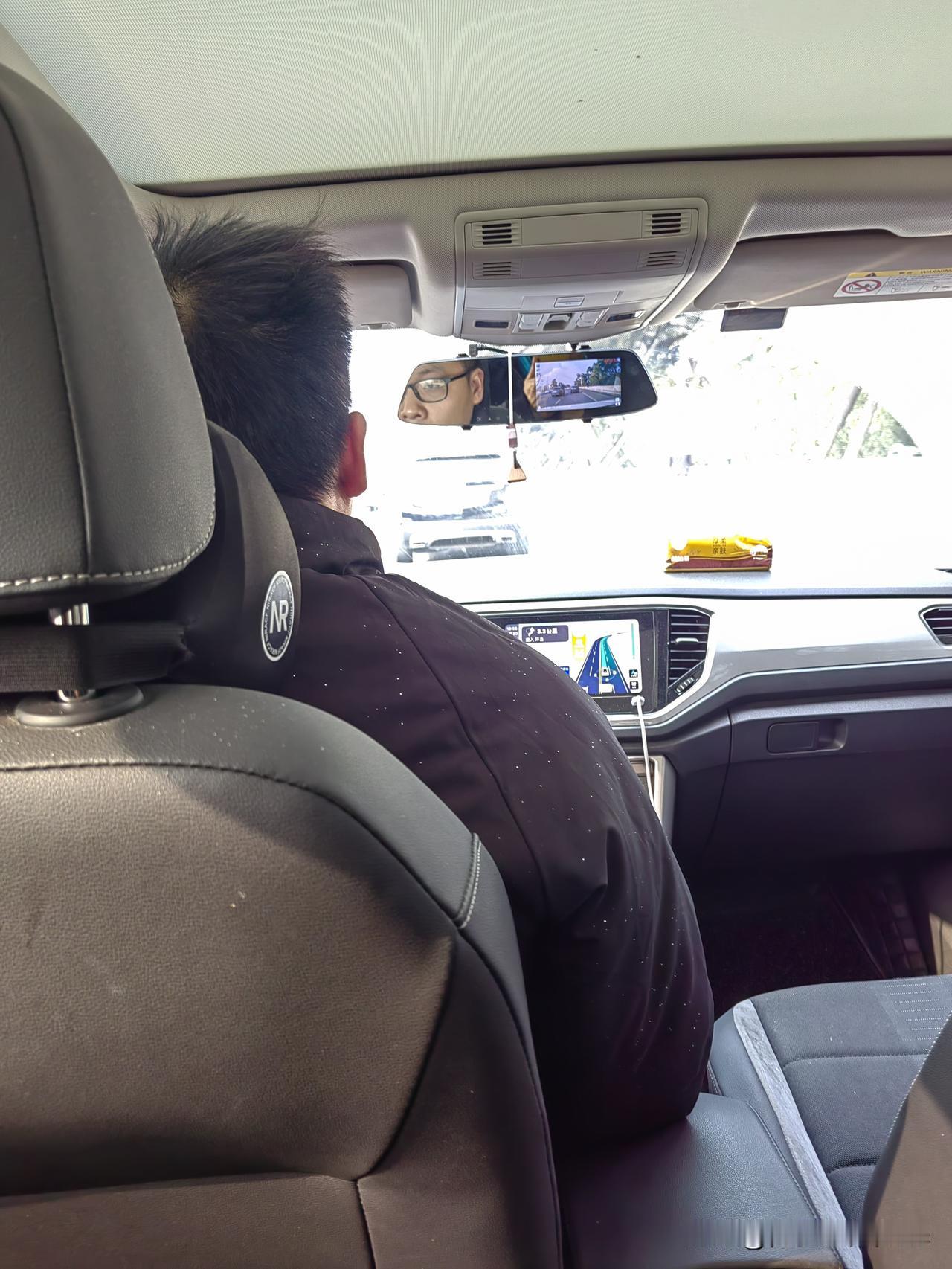 已买好今18点回家火车票，与儿子在汉办完事，他哀求说“开车送你回家吧！”

“啊