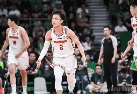 广东队为什么会坠落到今天这个地步？
看看徐杰的薪酬和徐杰在球队中的作用便明白了。