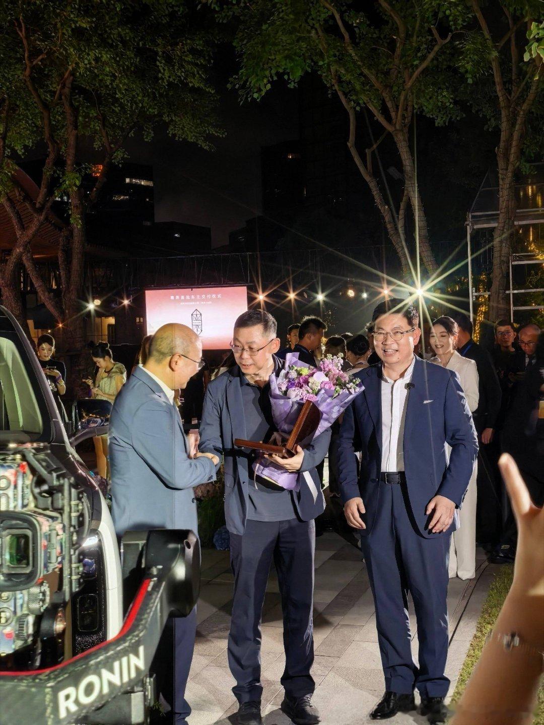 余承东上海交付新车尊界上海交付不只是简单交车仪式，更像是圈层交流聚会，各路来宾一