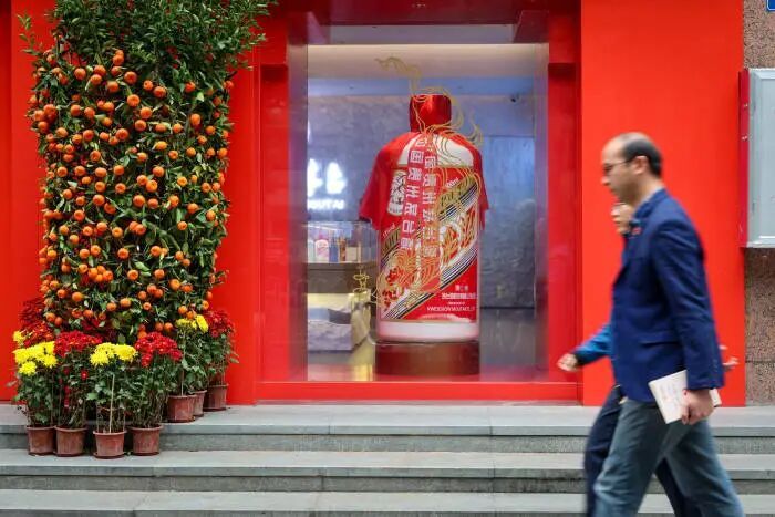 【多只明星基金减仓茅台】4月24日晚，贵州茅台披露，一季度收入同比增长6.54%