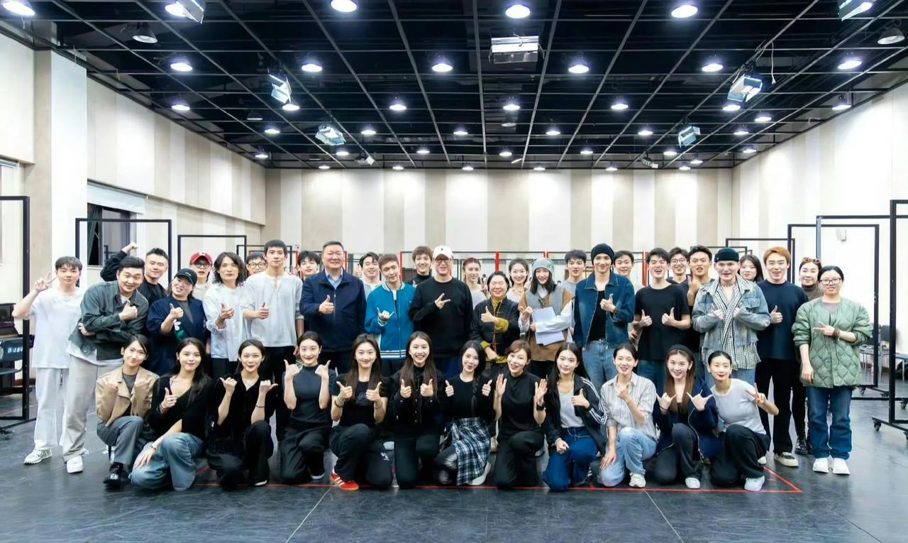 关晓彤探班张艺兴的音乐剧，之前两人影视剧有过合作，这次探班也算是友谊的见证吧。#