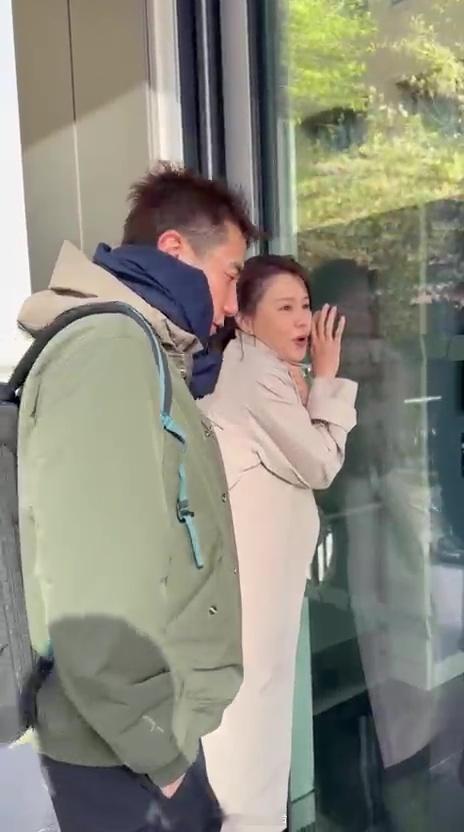 星岛：洪永城联同黄翠如相隔十三年重游伦敦塔桥不敌寒风缩成一团自嘲像企鹅  被嘲体