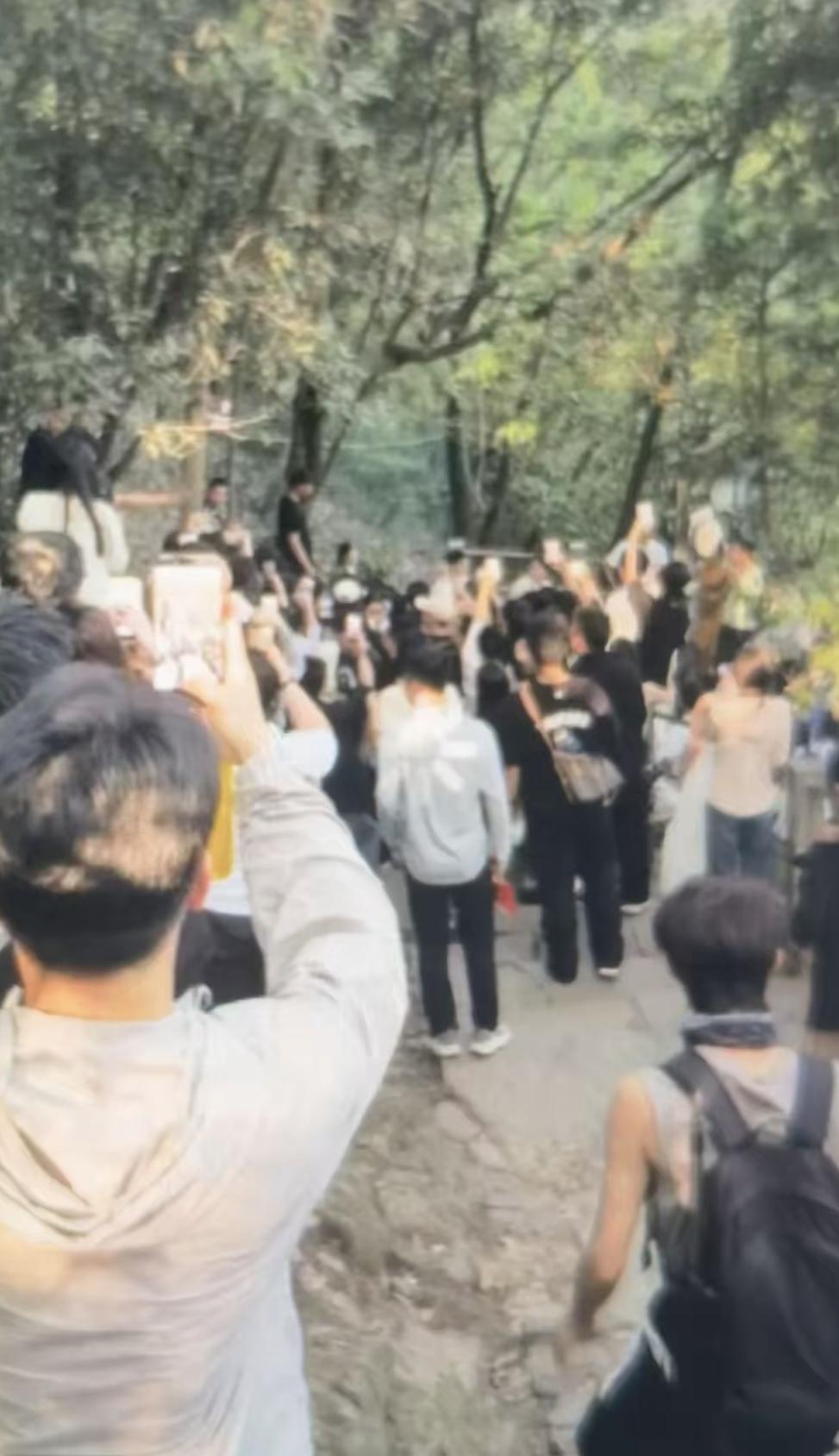 北高峰最近传得神乎其神，闺蜜带闺蜜撞见男友，现场炸锅？其实根本没这回事。
我翻了