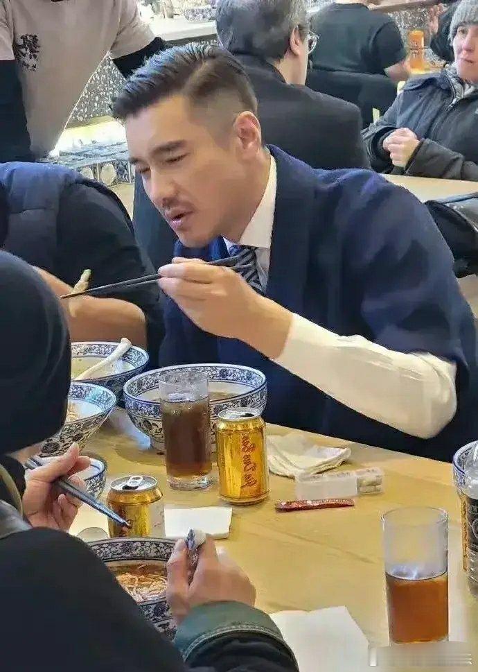 这该是多大的缘分啊，胡兵和随行的工作人员都是左撇子。 ​​​