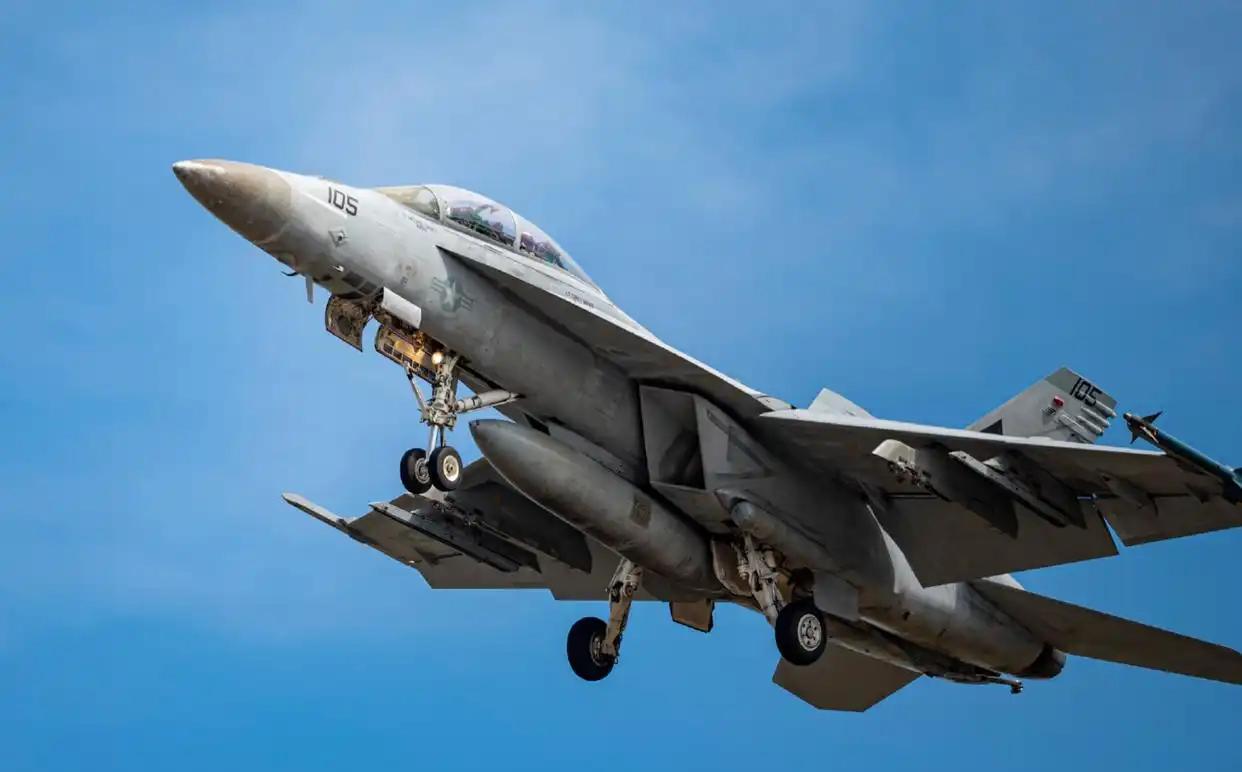 特朗普估计没想到，先等来的不是委内瑞拉投降，美军王牌战机坠毁

特朗普的美洲