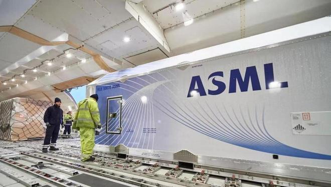近几日荷兰光刻机巨头ASML出来放话了。他们表示，在美国的封锁下，中企现在想购买