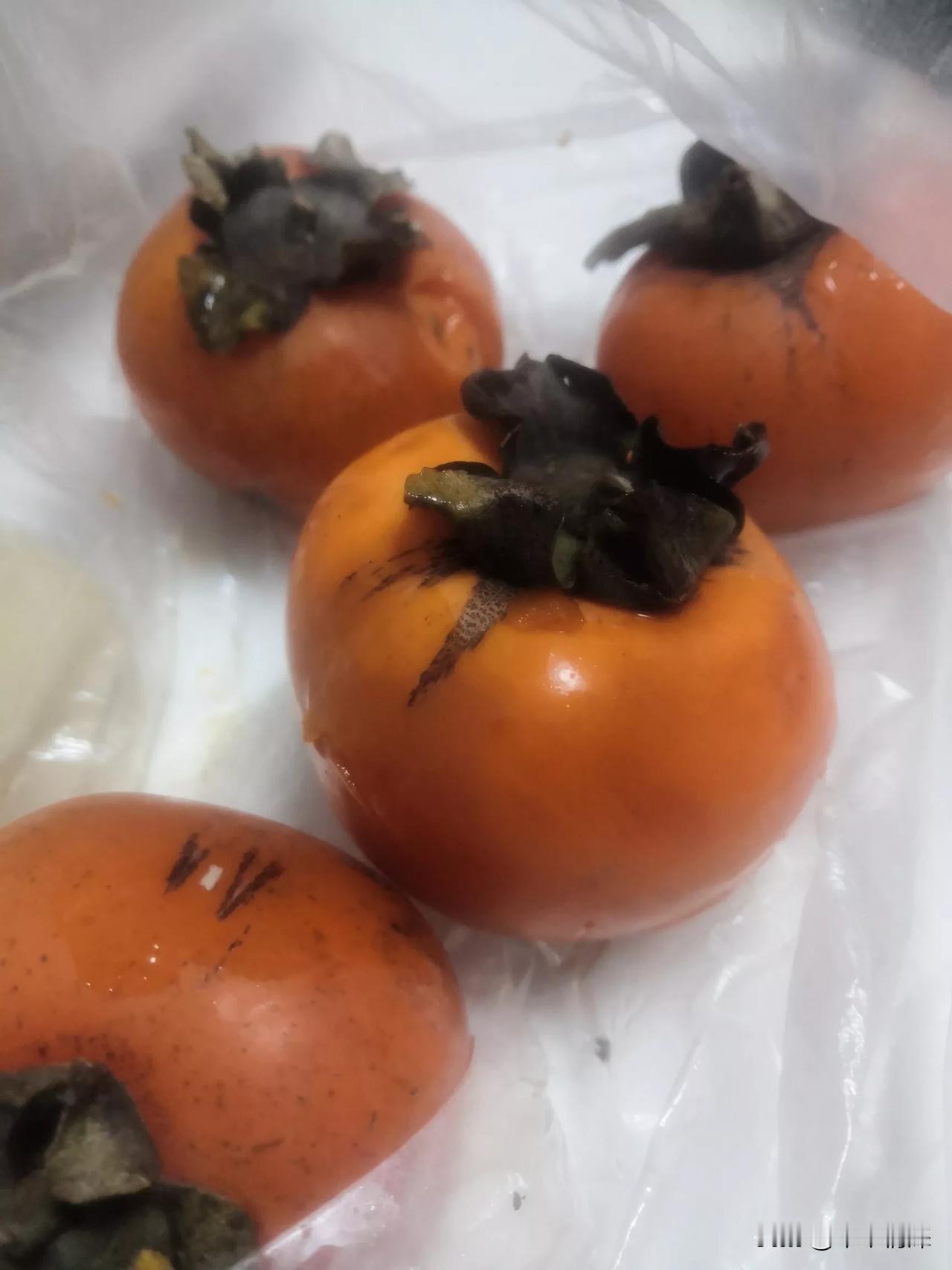 柿子，318国道，乐至县高寺镇，沿途有卖柿子的居民，柿子分两样，一是软柿子，二是