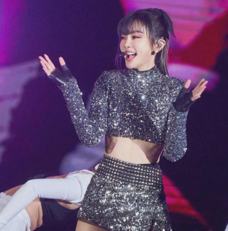 52岁天后儿子生父成谜，一直未婚如少女，她跌宕起伏的人生太飒了
娱乐