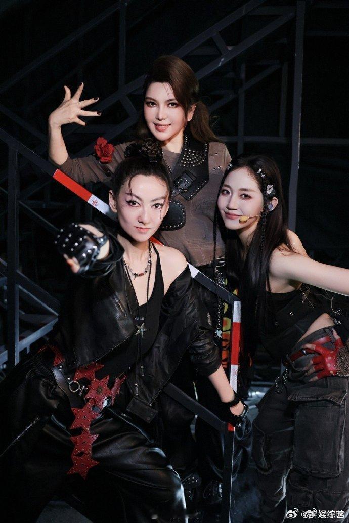 万千惠乌兰图雅者来女万千惠约搓澡乘风2026实名羡慕！者来家族团建约搓澡，万千惠