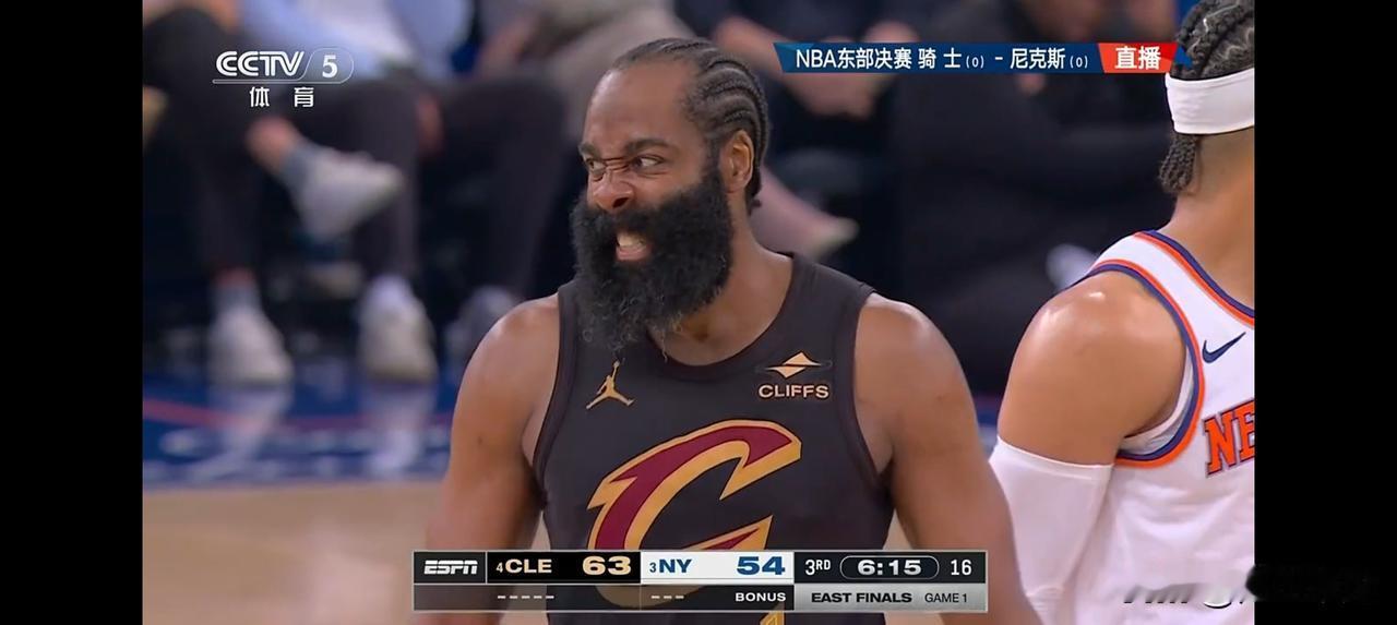 哈登再次露出赢球獠牙！骑士三节已经83比69领先尼克斯14分了！
骑士双塔完全碾