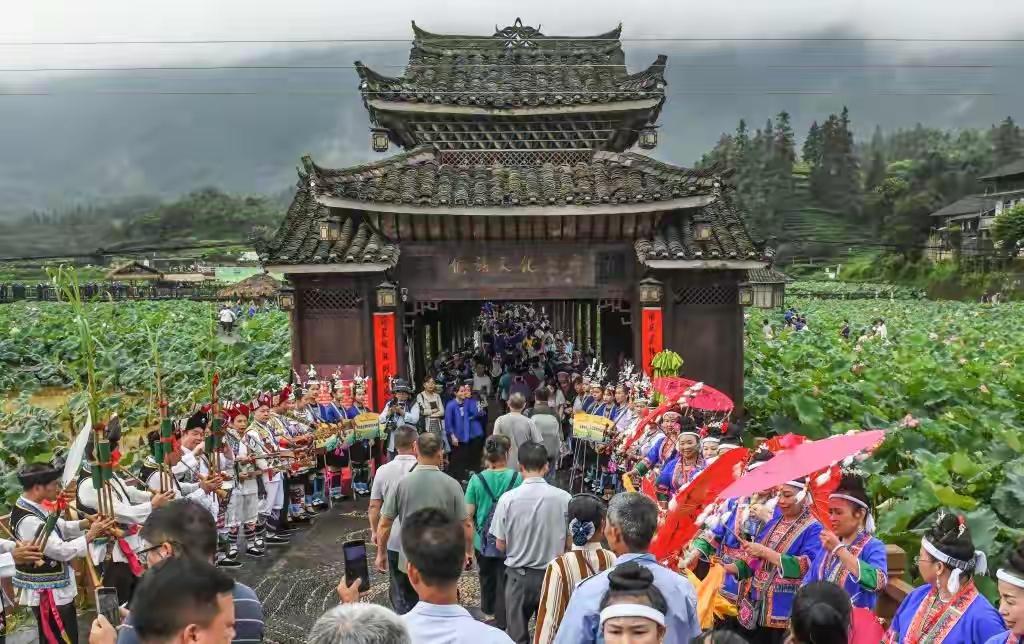 近年来，从“村BA”到“村超”，再到“村晚”“村厨”，这一系列带着泥土味儿的“村