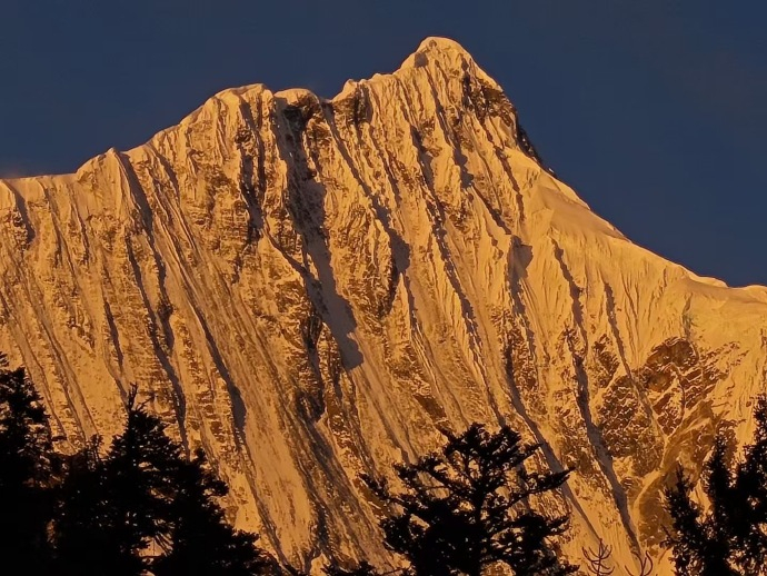 云南梅里雪山行拍摄之卡瓦格博日照金山 旅游  旅游[超话]  
