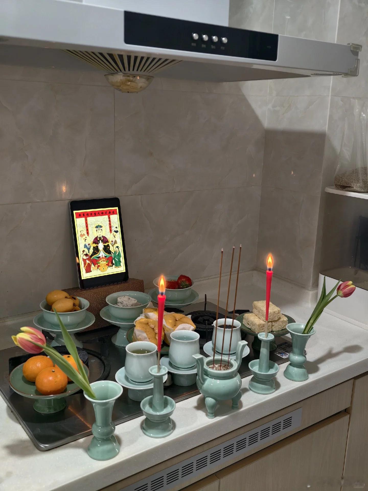 小红薯上看的，好些留子都在祭拜灶王爷。看着还挺正式的，为啥流行起这个了？灶王爷也