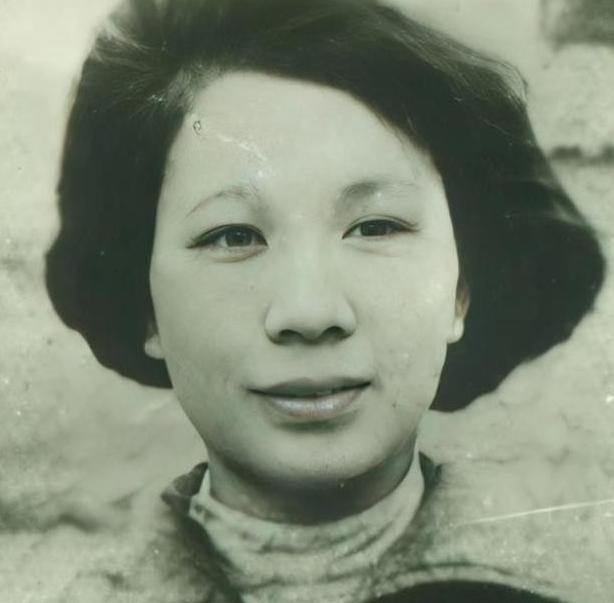 1949 年渣滓洞大屠杀中，盛国玉枪响瞬间装死。特务事后补枪探查，并用枪托捅了其
