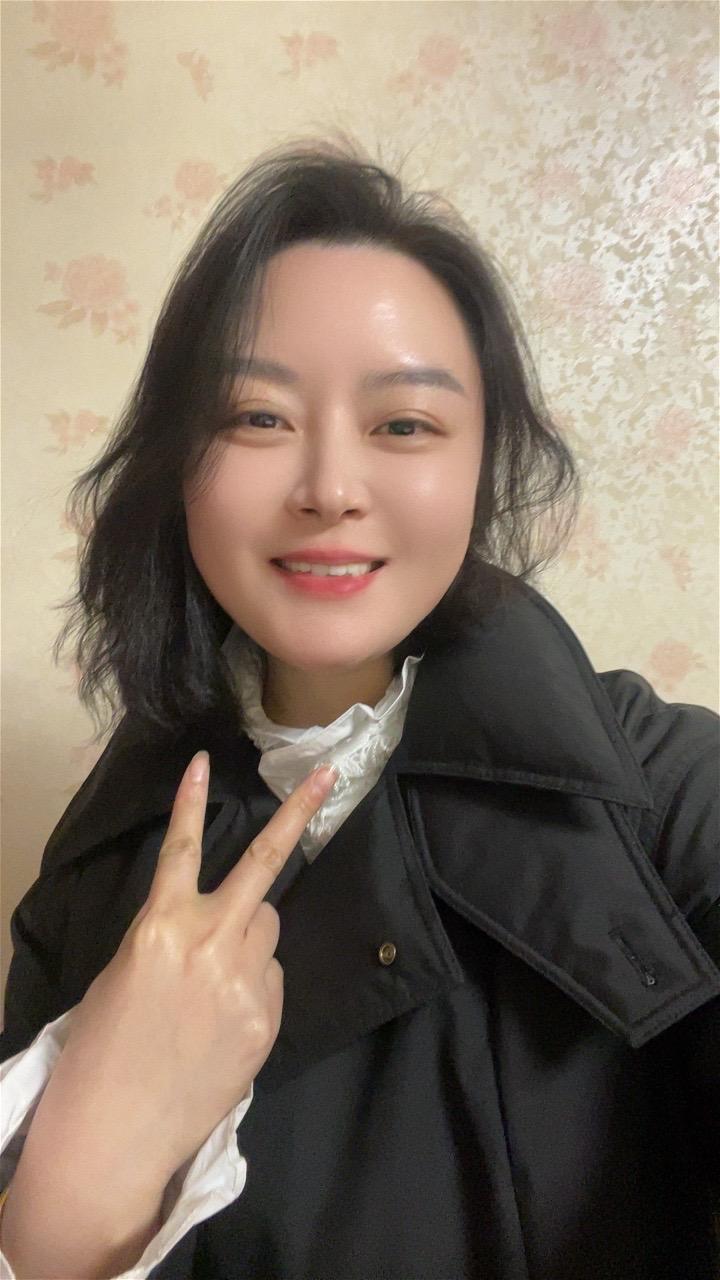 祝我自己生日快乐🎊。今天是自己的生日，愿我如阳光般明媚，如花朵般绽放...