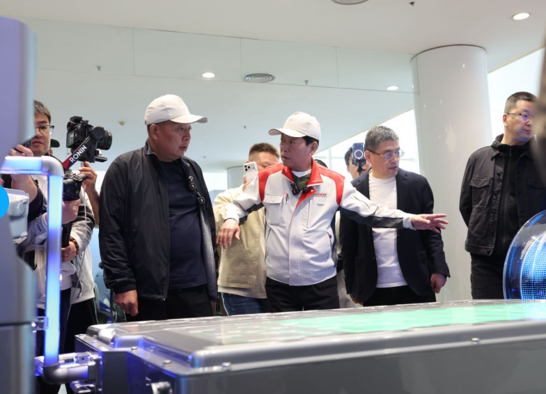 于东来魏建军见面胖东来和长城，虽然是两家不同领域的企业，不过它们坚守的价值观是一