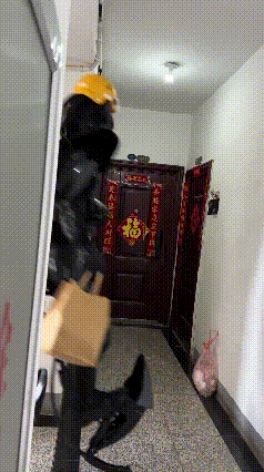 外卖小哥穿“铁血战甲”送餐，开门瞬间女顾客被吓惨，后续细节却暖哭了！
楼道里，一