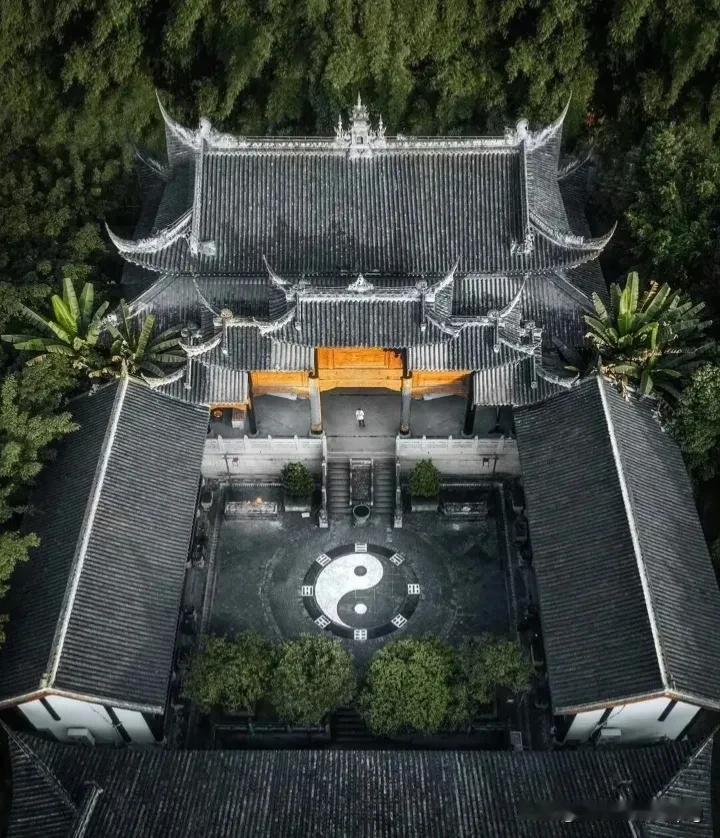 经济好的时候，
人们选择偶像的标准是“适合恋爱”，
而经济差的时候，
人们的标准