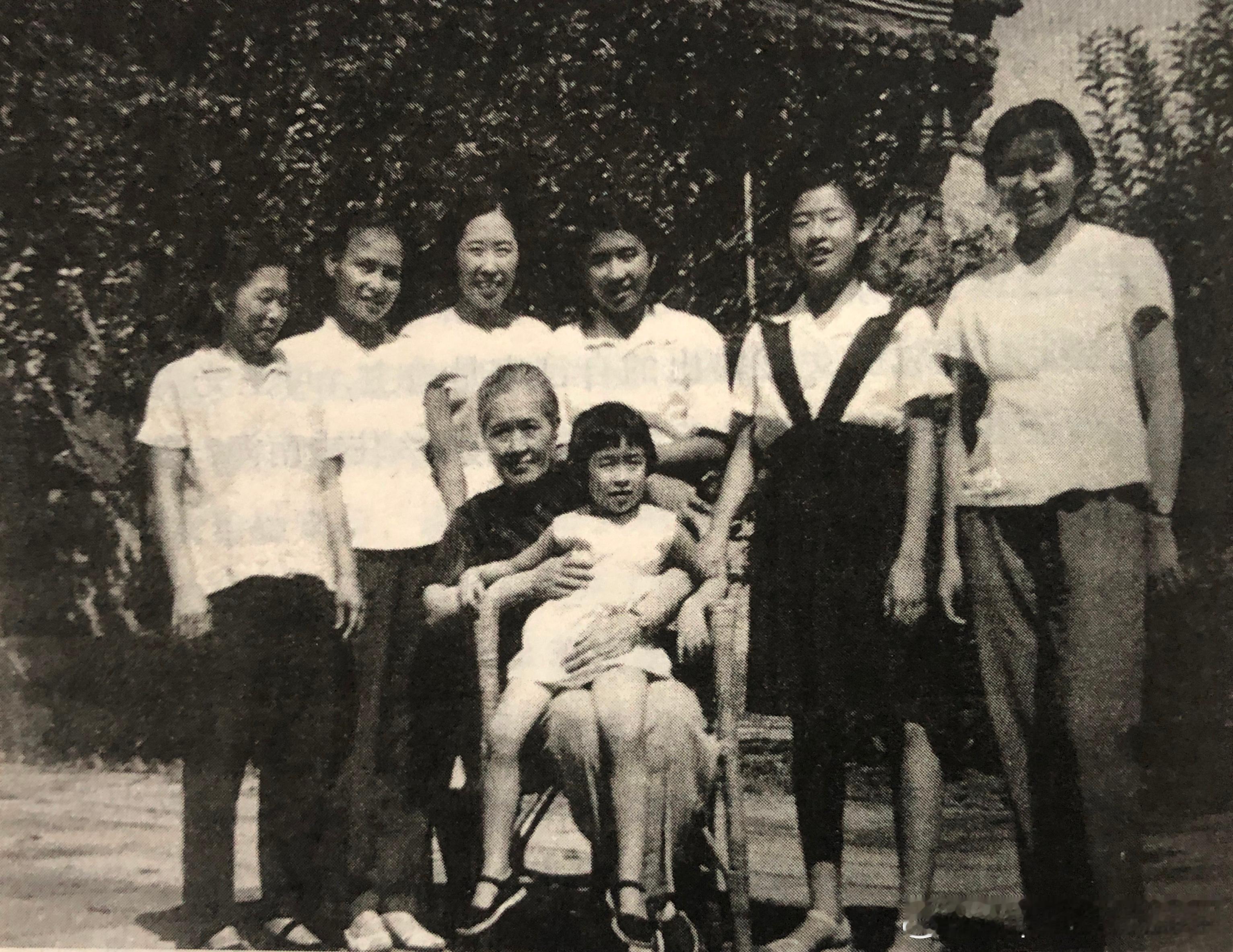 1960年代王光美家庭三代同乐。前排母亲董洁如与刘潇潇，后排左起赵淑君阿姨、刘爱