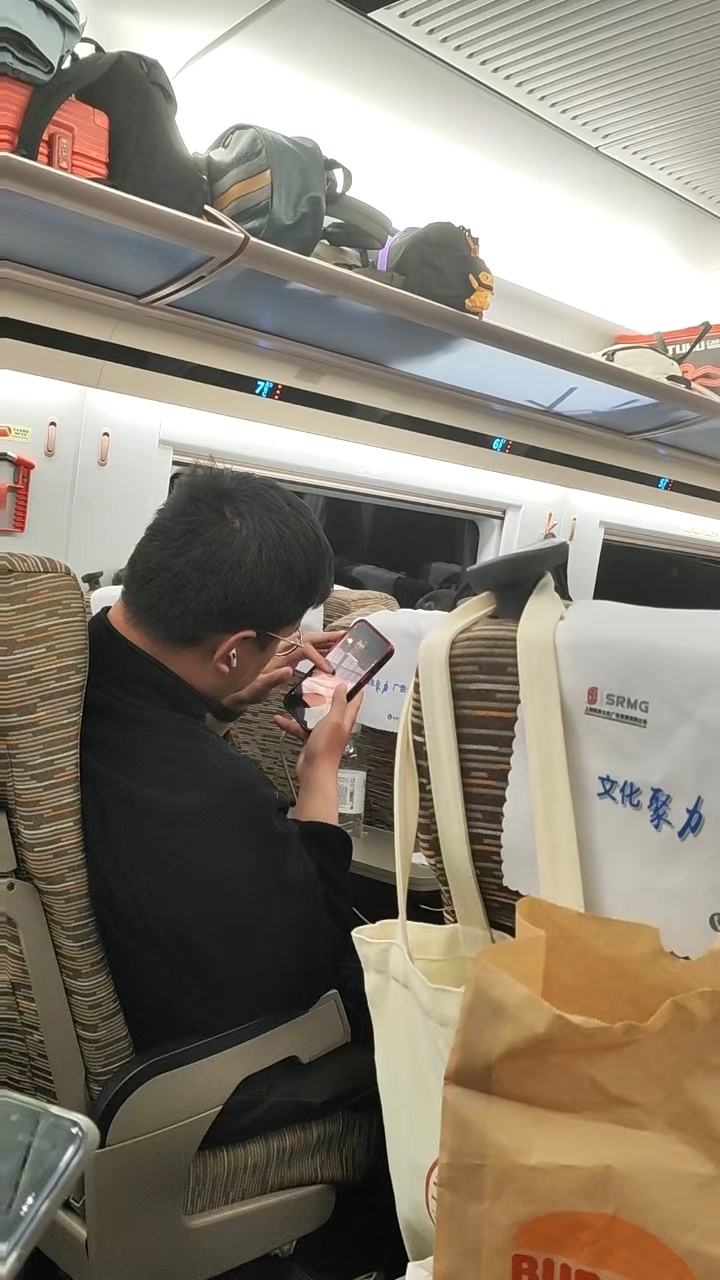 有一说一，虽然三星Galaxy S26 Ultra 的防窥屏有点牺牲显示效果，但