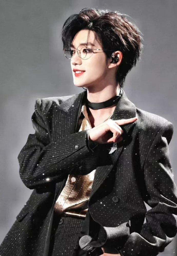 钟汉良丁程鑫跳舞 钟汉良丁程鑫合练画面曝光，动作利落同步，实力强强联手，看完更期