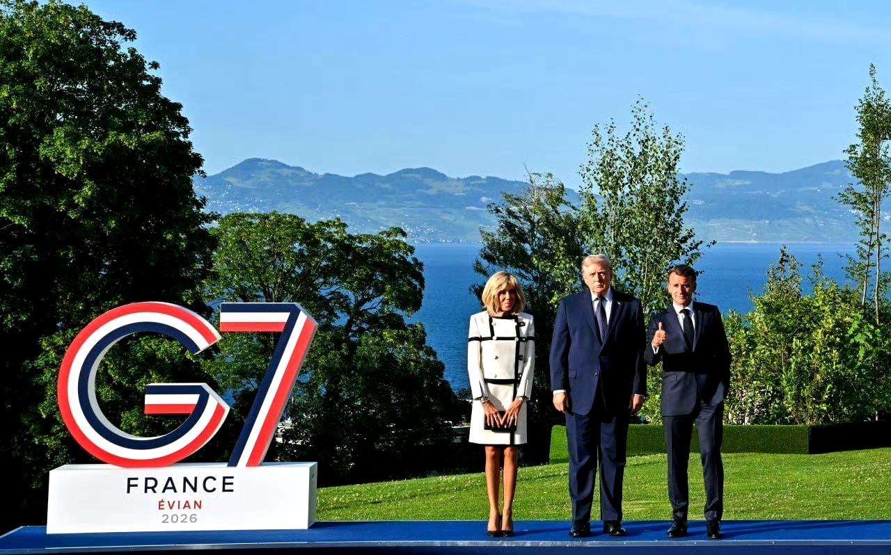 特朗普在法国埃维昂举行的G7峰会上与法国总统马克龙和第一夫人布丽吉特合影留念。