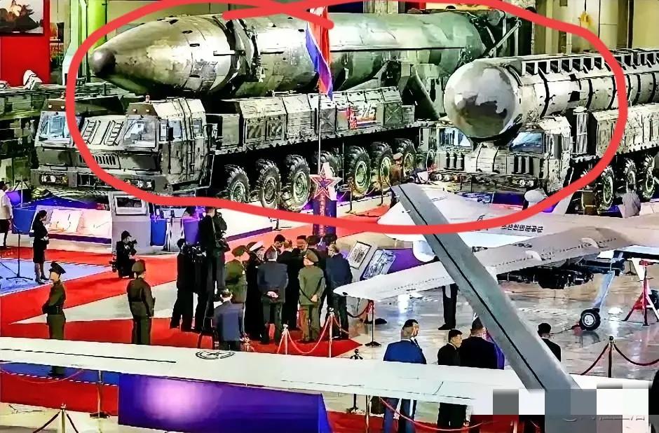 俄罗斯国防部长绍伊古访问朝鲜，金正恩给他看这大家伙：外形酷似中国东风导弹，看体型
