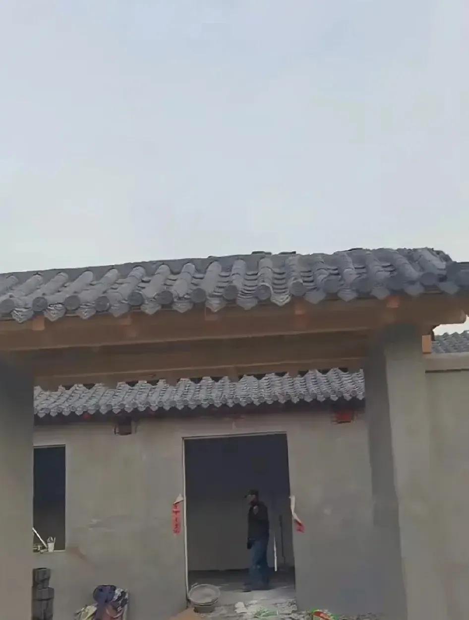 即墨区龙泉街道满贡一村从十月中旬开始复建满贡庙，庙宇位于村西头，为仿古建筑，现在