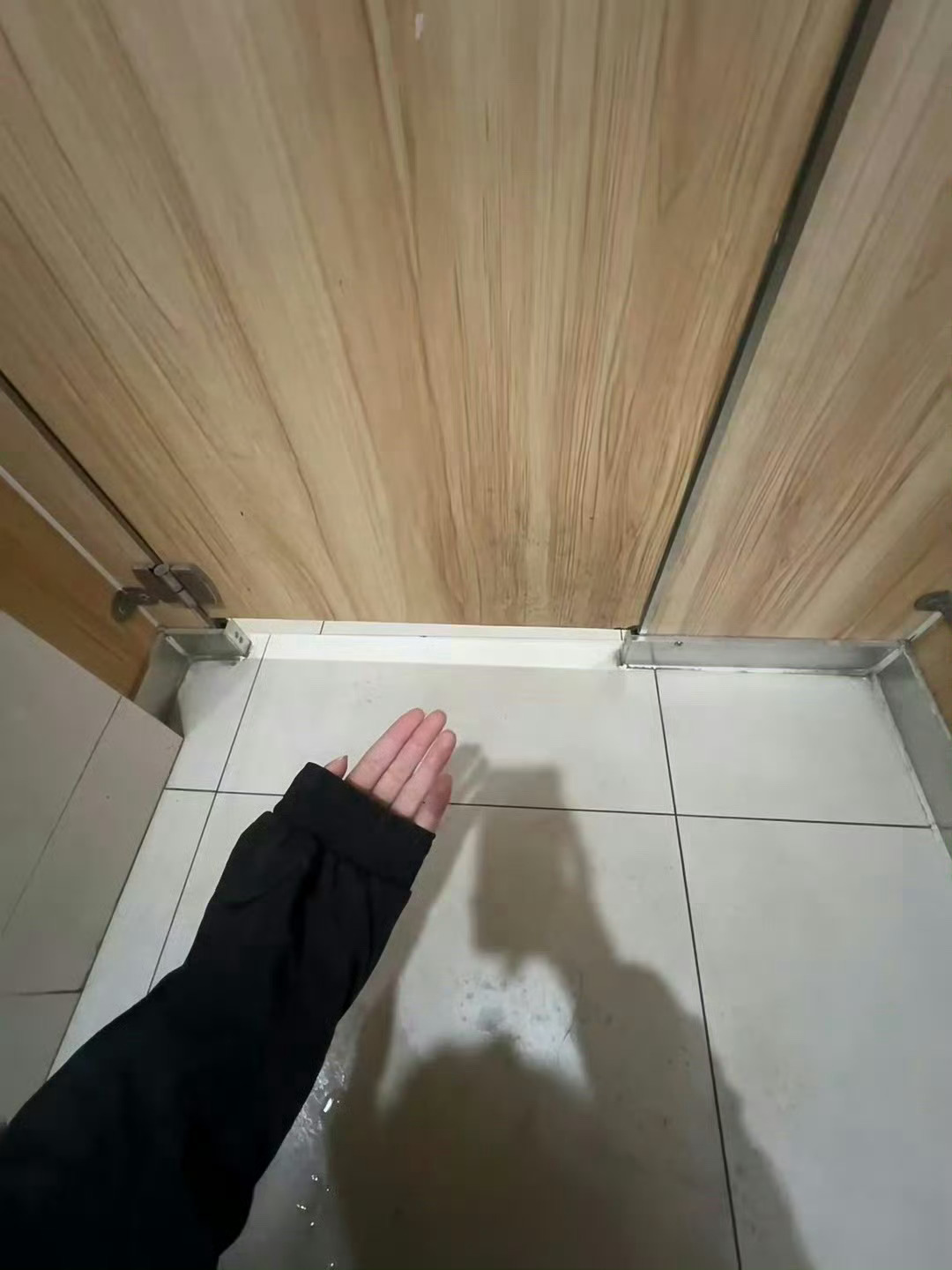 上吧实在没忍住 偷偷跑来厕所 