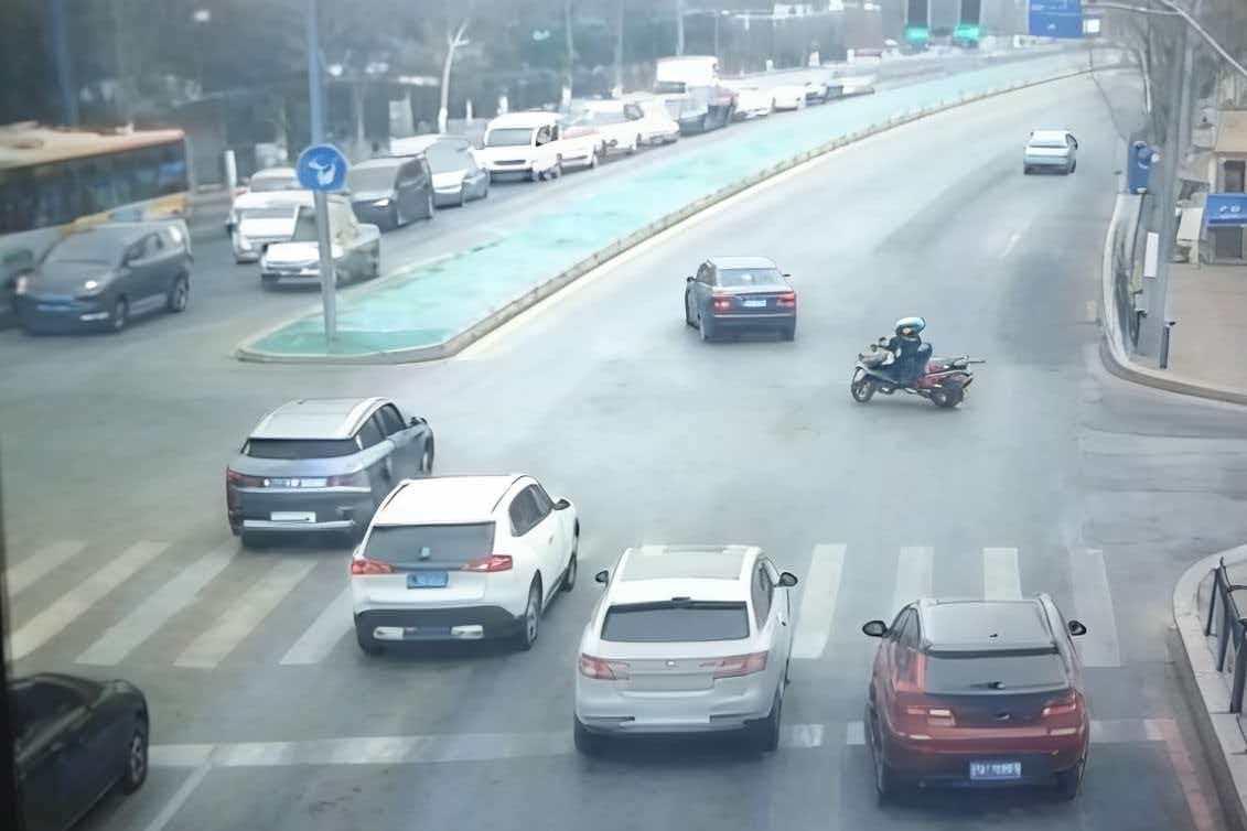 辽宁大连，一67岁老人骑车闯红灯，被三辆车连续撞倒，全身多处骨折，医药费花了近7