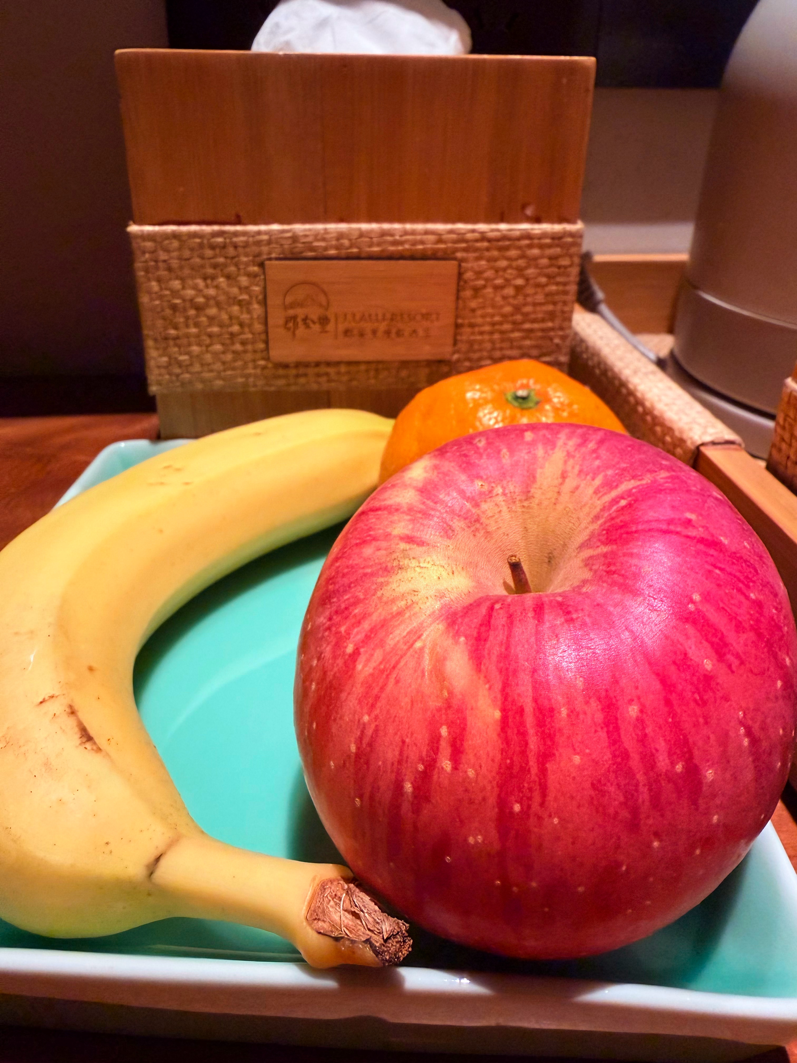 平安夜我在湖州出差，我媳妇在庆元出差，女儿和奶奶在家。这平安果，是酒店给的贴心慰