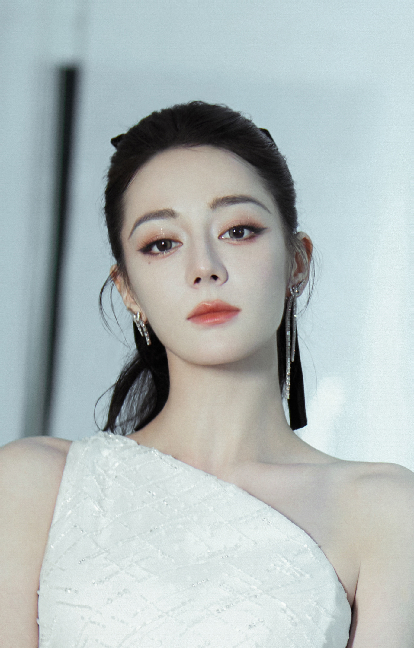 迪丽热巴  玉足脚脚顶不住，发射发射＞＞＞💕💕💕 曝迪丽热巴与嘉行到期不续