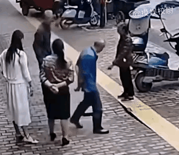 君子不站在危险之上。
       第一位老哥探究竟是站在左边，这里支撑力强些。