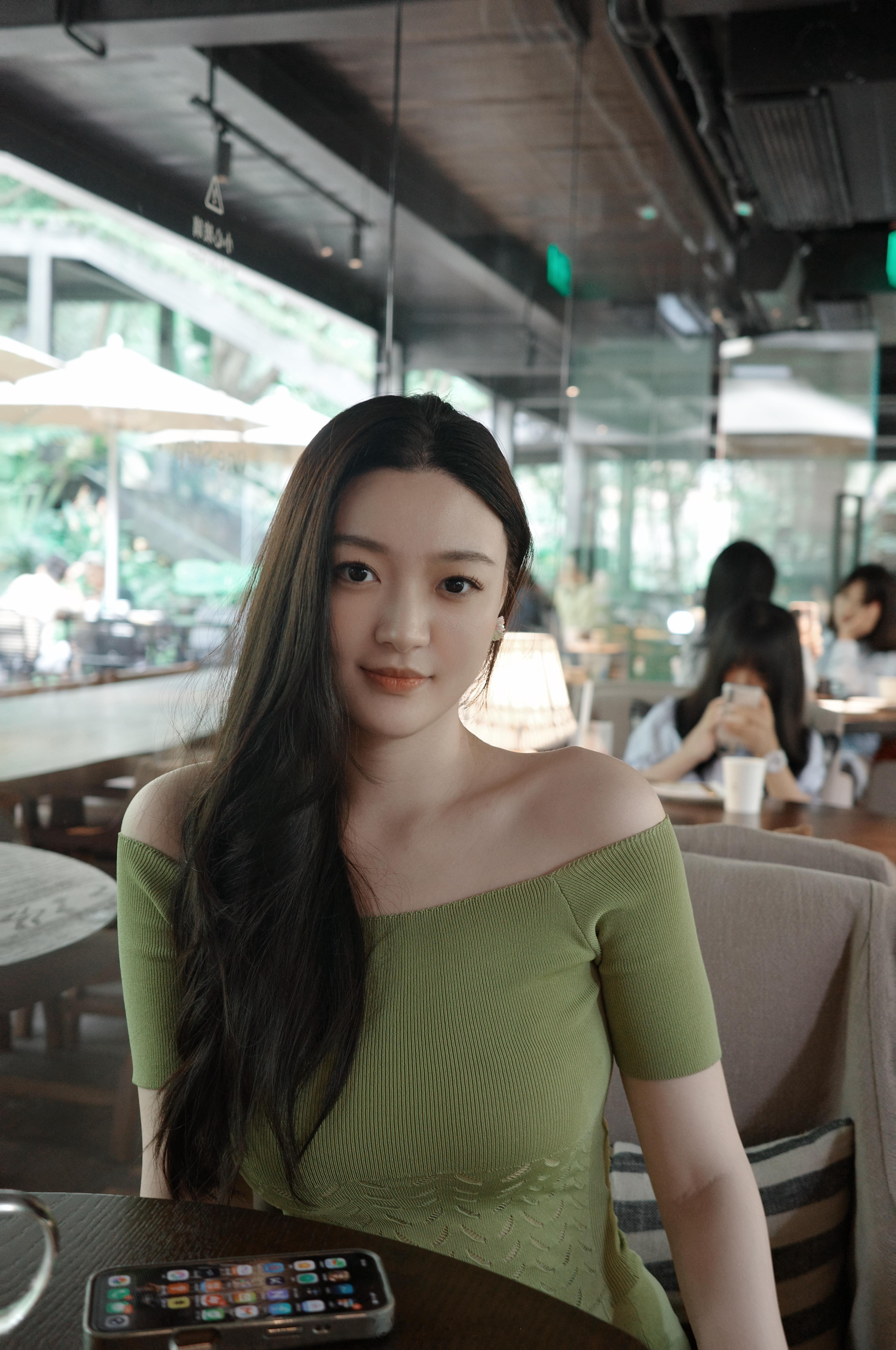 我一个完全不会拍照的朋友给我拍的哈哈哈哈哈糊了好多张啊哈哈哈哈哈 