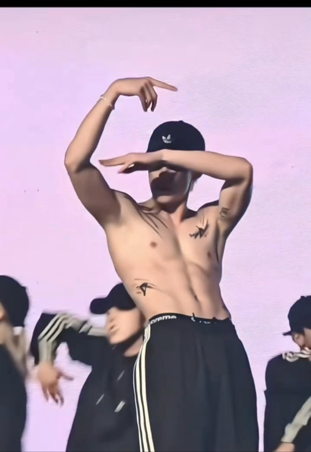 王鹤棣薄肌啊啊啊现场的姐妹吃的太好了！太帅了棣棣身材是真的顶