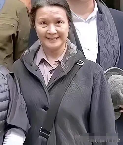 她的颜值呈现出断崖式衰老，不化妆就是普通的大妈一个，和往昔甜美的形象相比，简直就