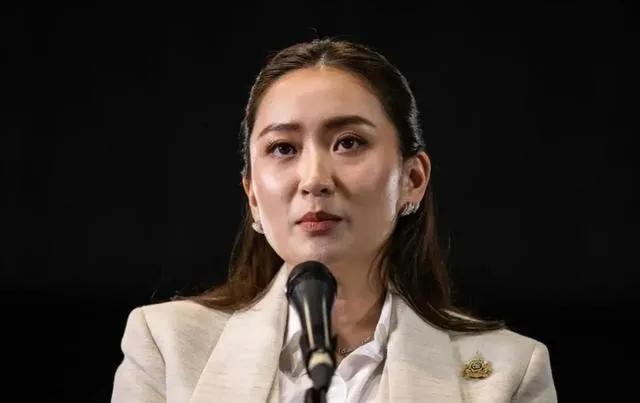 泰柬还是交火了！泰军牛气轰轰出动了F-16战机，柬埔寨1700万人正为洪森的嚣张
