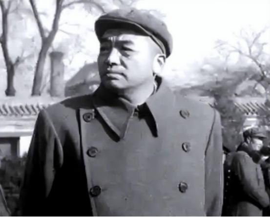 1961年11月，已被罢官的彭德怀回乡，湘潭地委书记华国锋等设宴招待。在饭桌中心